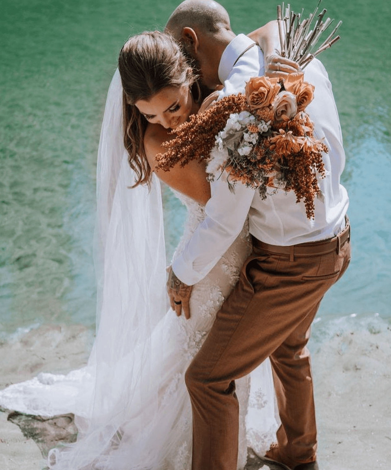 Candè bride, Okanagan lakeside kiss